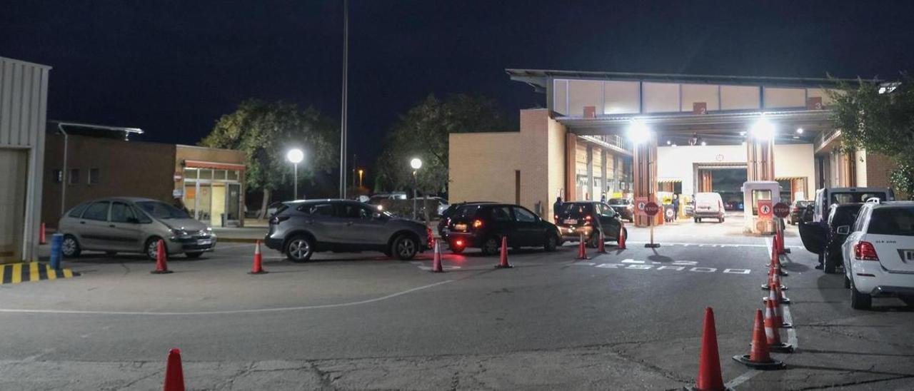 Colas de madrugada en la ITV de Elche, este martes