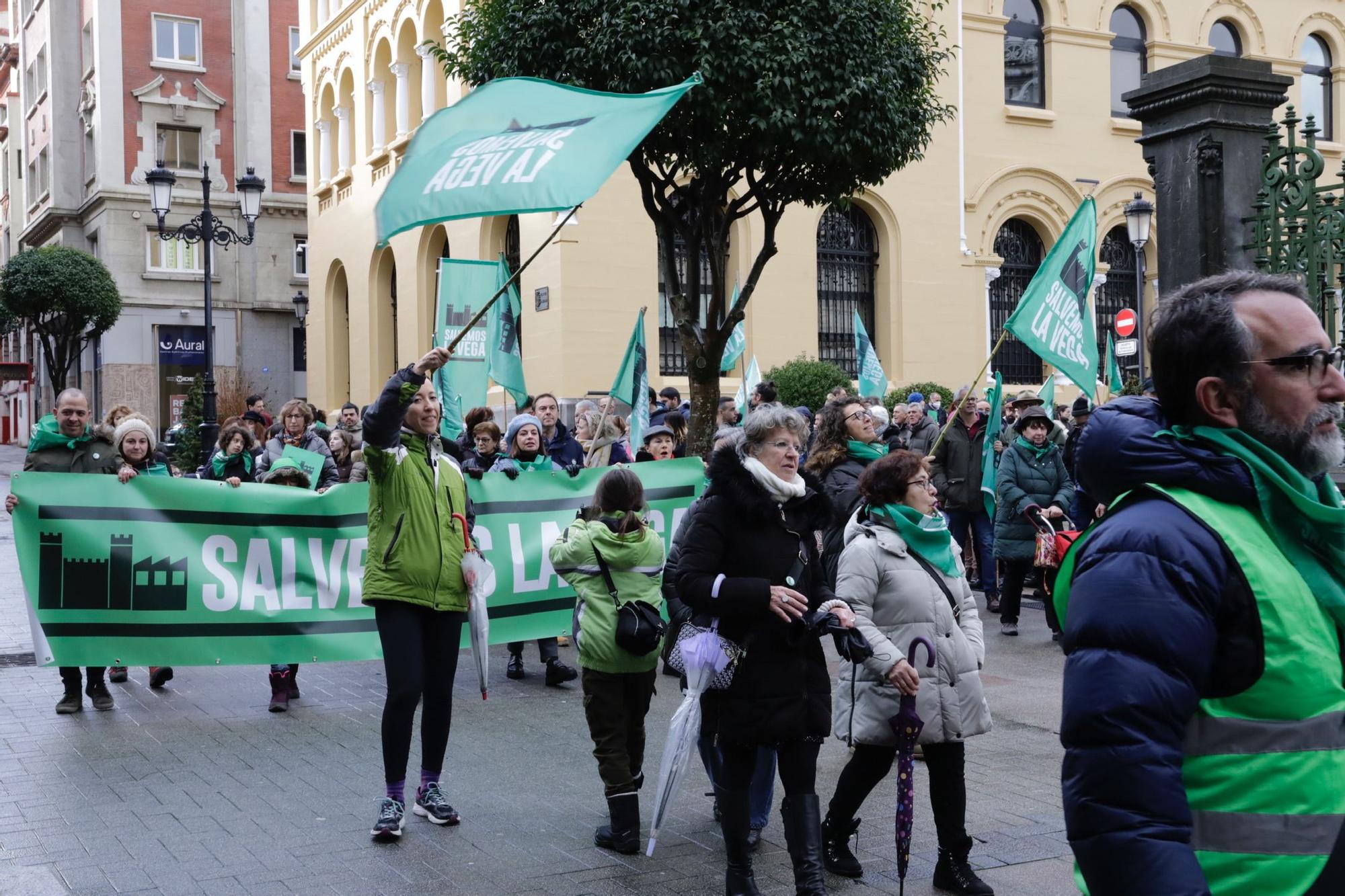 "La Vega no se vende, La Vega se defiende": así fue la concentración de Salvemos La Vega en Oviedo