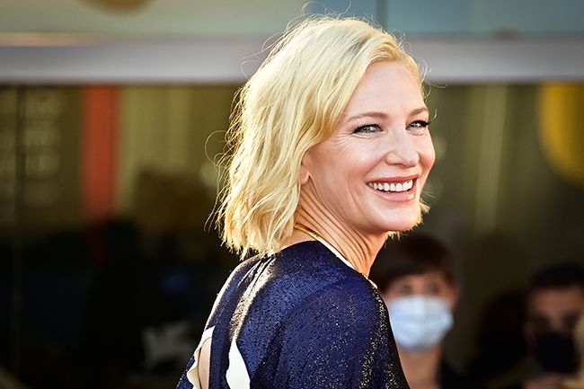 Cate Blanchett sonriendo a la prensa en Venecia