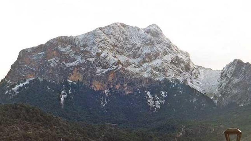 El Puig Major amaneció ayer nevado.