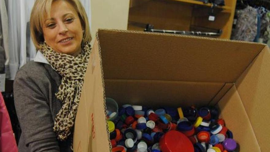 Flor María Llorián, vicepresidenta de Comercio Local, con una caja de tapones.