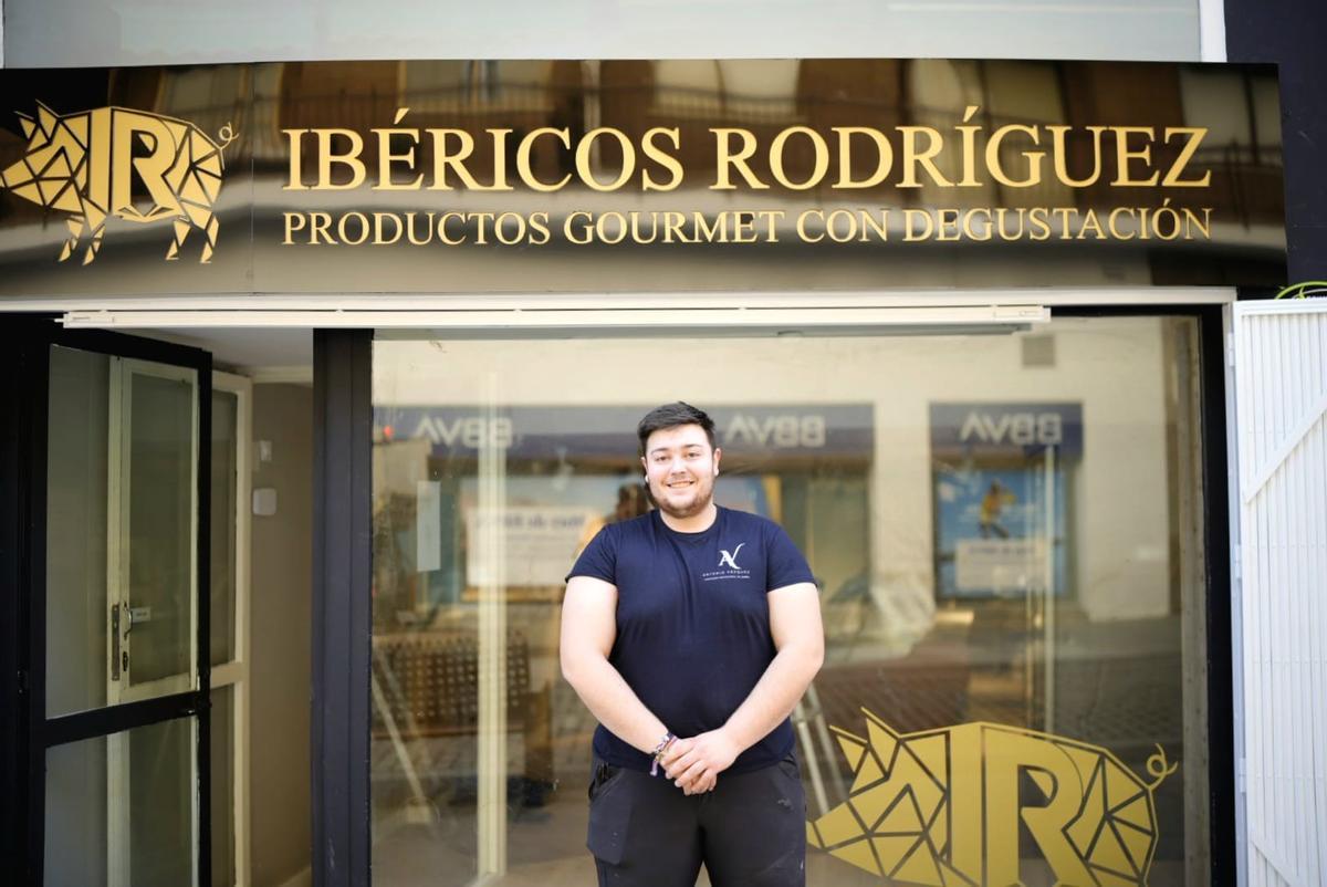 Antonio Vázquez Rodríguez, ante la fachada de Ibéricos Rodríguez, el nuevo establecimiento gourmet que abrirá en Mérida con productos de Fuentes de León y zona de degustación.
