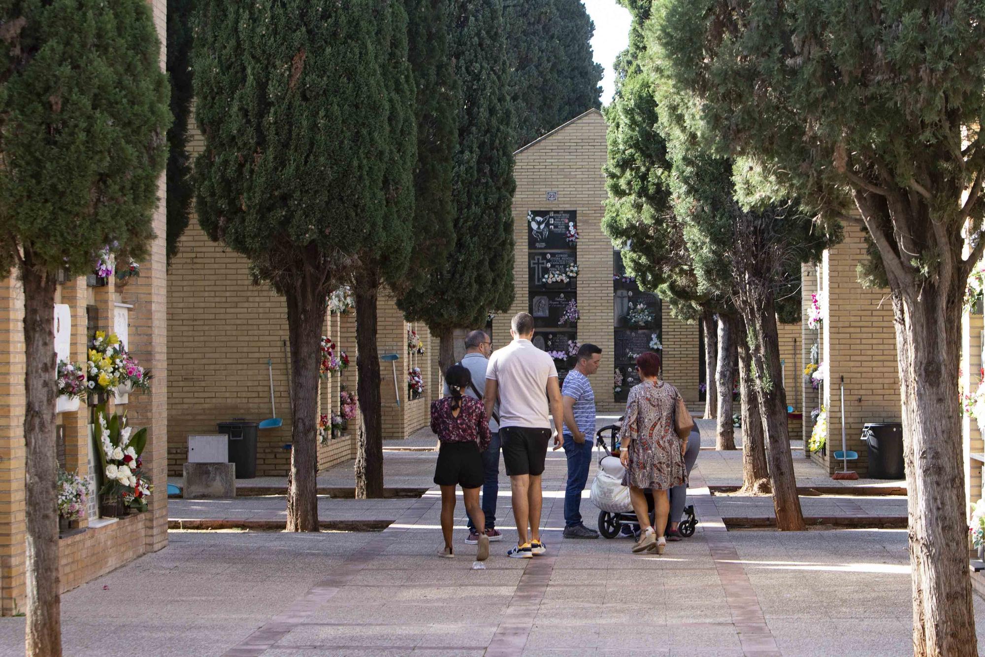 Día de Todos los Santos en el cementerio municipal de Alzira