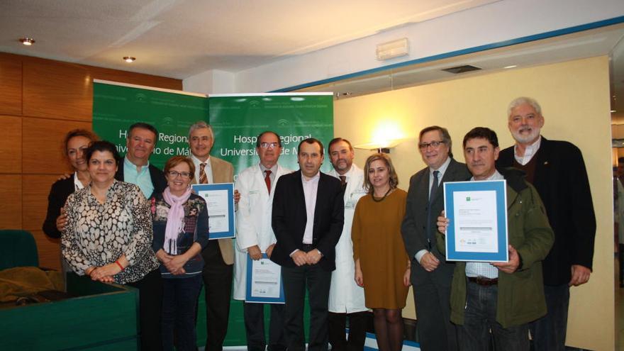 El delegado del Gobierno y la de Salud junto a profesionales de los centros