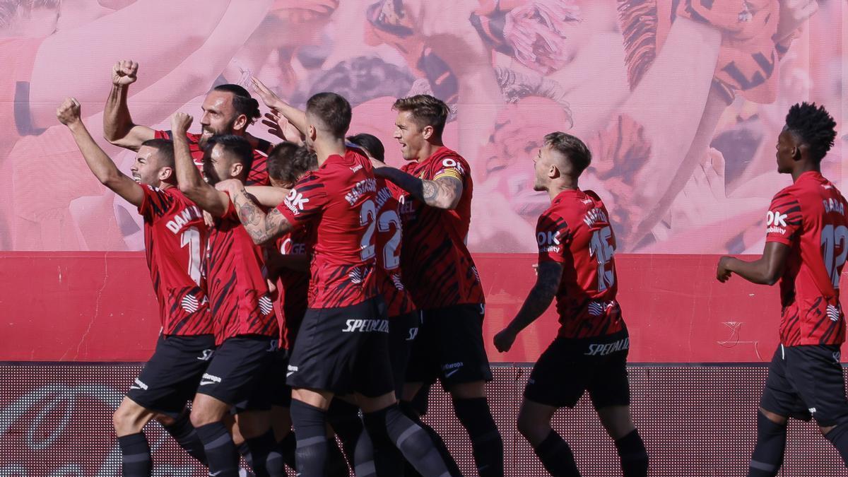 Los jugadores del Mallorca celebran el gol de la victoria ante el Real Madrid