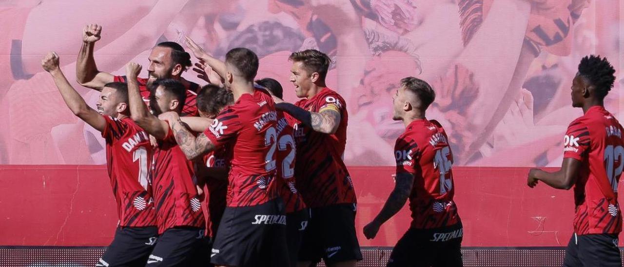 Los jugadores del Mallorca celebran el gol de la victoria ante el Real Madrid