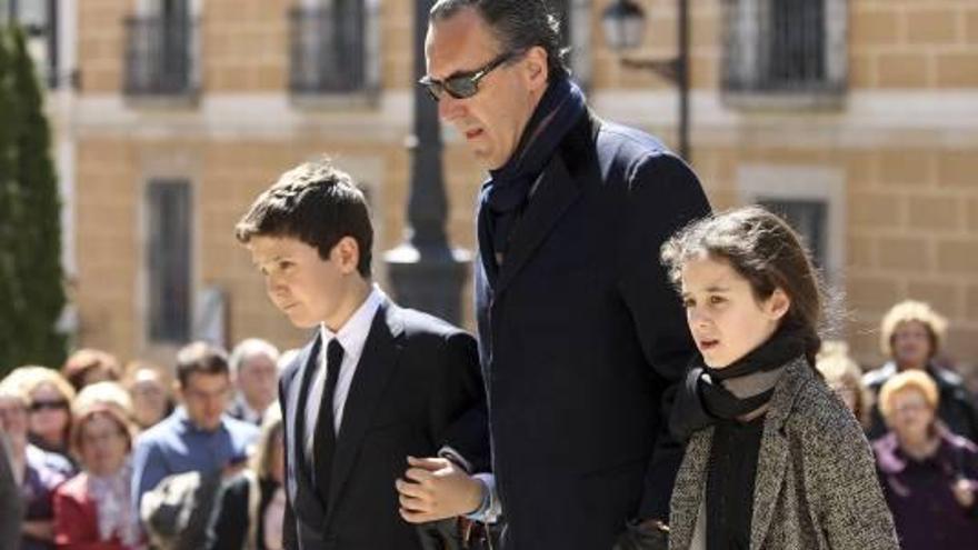 Marichalar, con sus hijos, a su llegada al funeral.