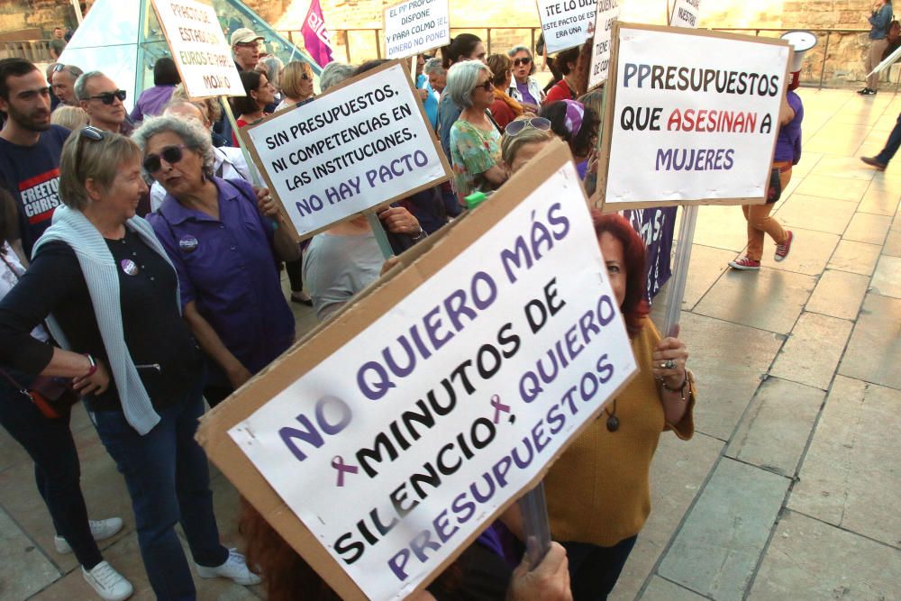 Casi 300 personas se concentran en la plaza de la Merced contra la violencia machista