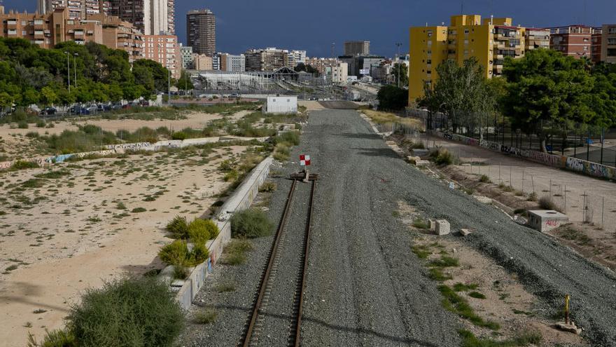 Adif redacta el proyecto para retirar la &quot;vía de la vagoneta&quot; que parte en dos Alicante