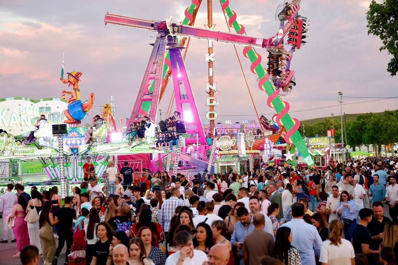 El Arenal se anima desde primera hora en el día del inicio de la Feria de Córdoba