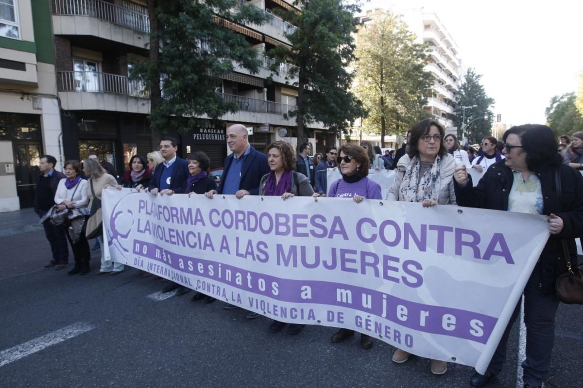 Multitudinaria manifestación contra la violencia hacia la mujeres