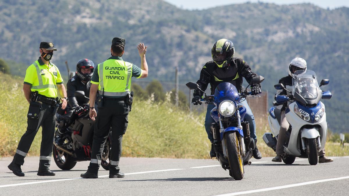 Un control de la Guardia Civil de Tráfico en La Carrasqueta