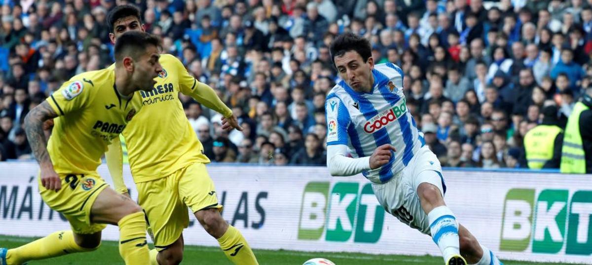 Oyarzabal pelea un balón con Gómez.