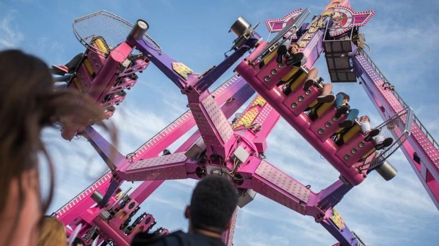 Los feriantes quieren abrir el día 15  un parque de atracciones en Santa Cruz