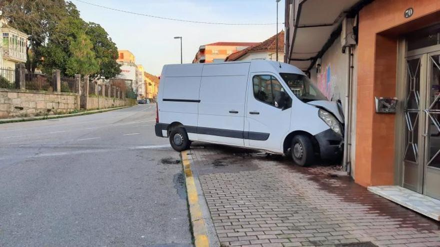 Detenido un vecino en una persecución que acabó con un furgón empotrado en una casa en Cangas