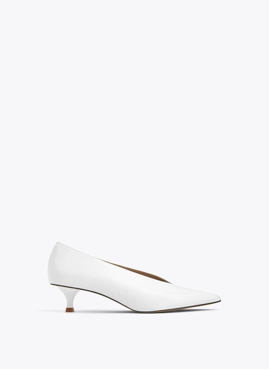 Zapato en color blanco de Uterqüe. (Precio: 89 euros)