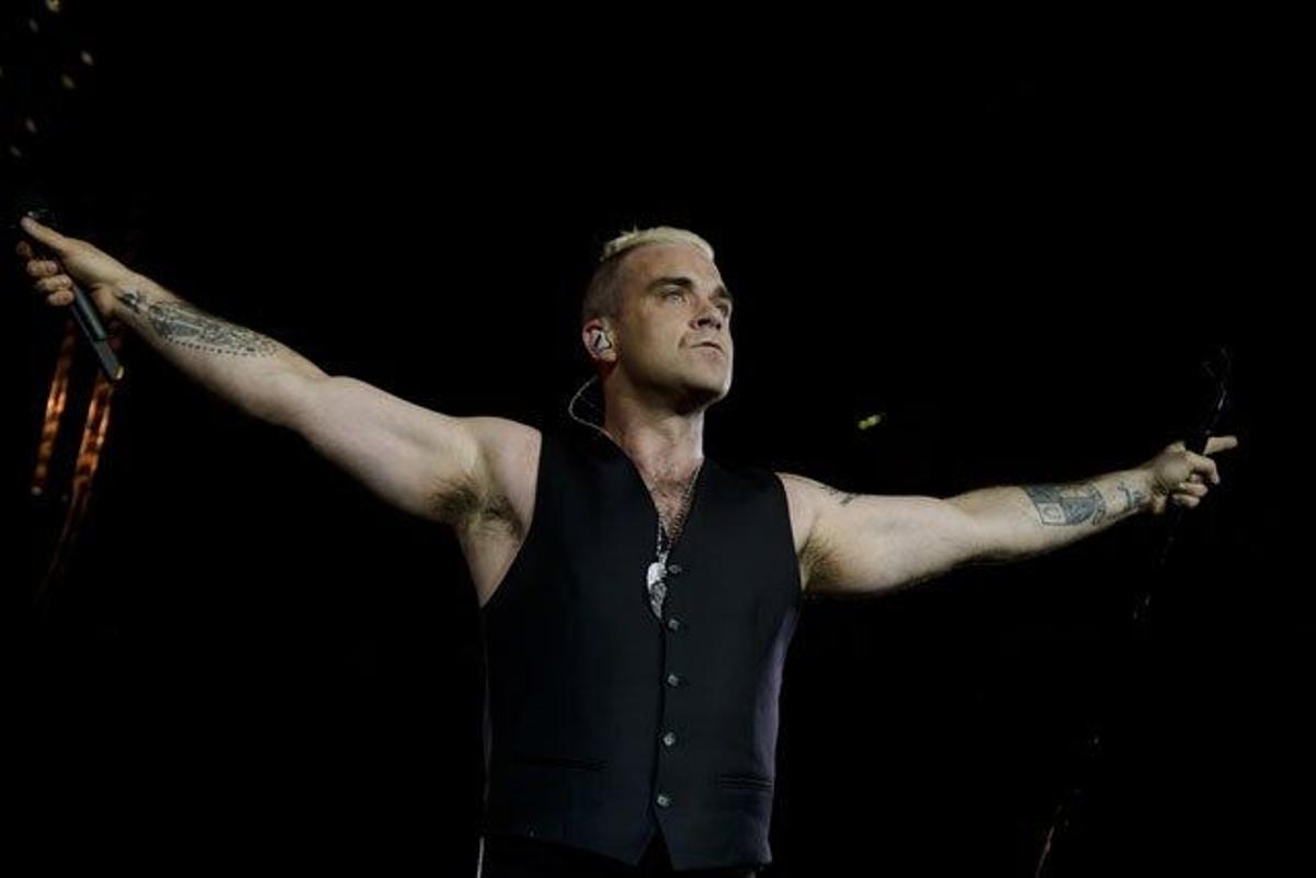 Robbie Williams con los brazos en cruz en su concierto en Madrid