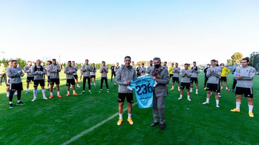 El presidente del Celta, Carlos Mouriño, entrega a Hugo Mallo la camiseta conmemorativa por su 236 partidos en Primera. // Celta de Vigo