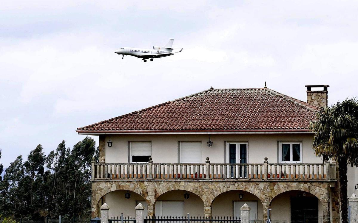 Un avión pasando cerca de una vivienda justo antes de aterrizar en el aeropuerto de Santiago