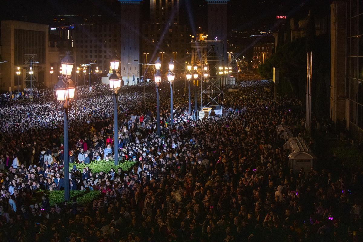 Fiesta para celebrar el paso del 2022 al 2023 junto a la Fuente Mágica de Montjuïc de Barcelona