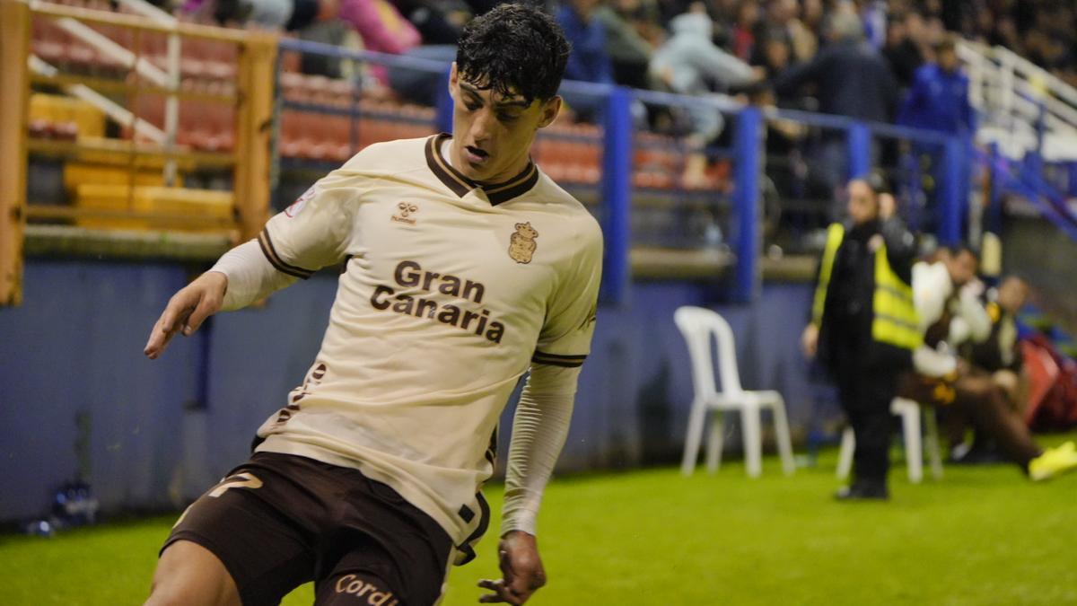 Valentín Pezzolesi en una jugada del partido ante el Extremadura