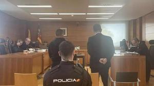 Imagen del condenado (izda.), junto al intérprete de rumano, durante el juicio en la Audiencia Provincial.