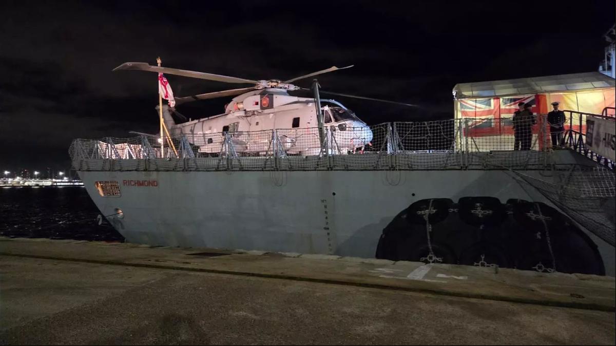 An Bord der HMS Richmond befindet sich ein Helikopter.