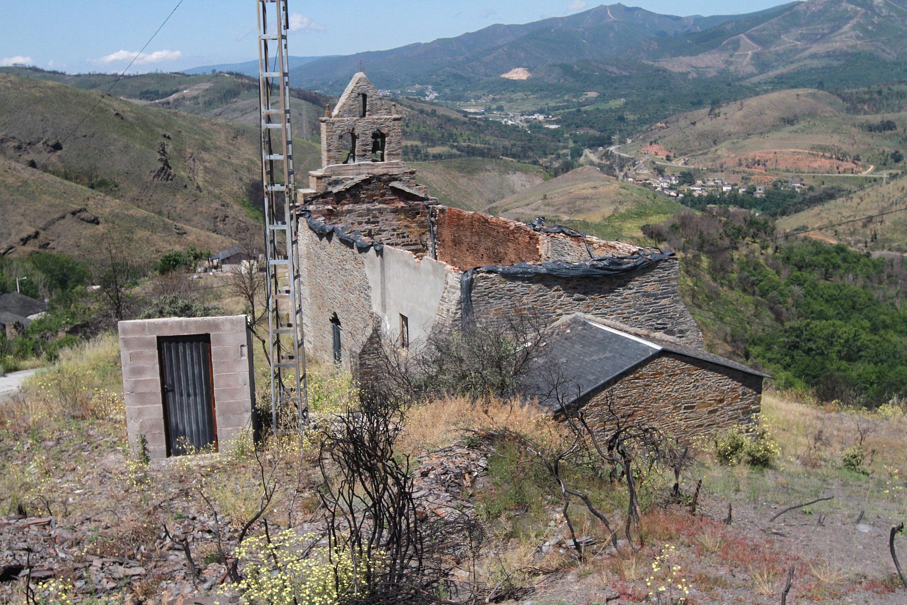 La iglesia de la Asunción , en Rubiá, aún no ha sido reconstruida