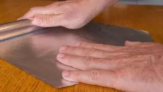 Cortar una esquina del papel de aluminio: la solución que cada vez hace más gente para limpiar en la cocina