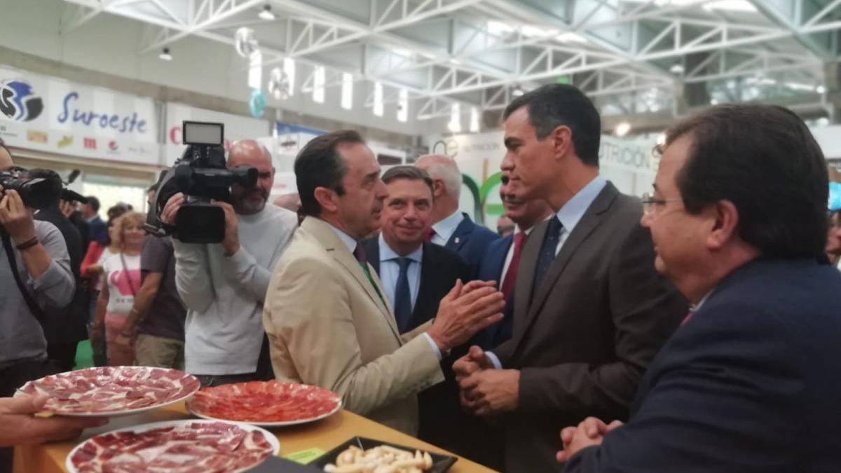 Pedro Sánchez visita el expositor de Covap en la feria ganadera de Zafra