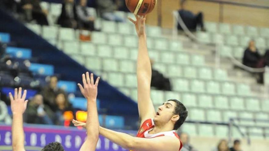 El UCAM renueva a Sergio Mendiola y lo cede al Real Murcia Baloncesto