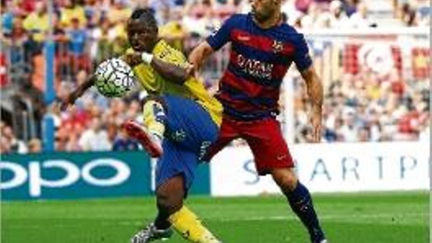 Mascherano pugna amb Wakaso en el Barça-Las Palmas.