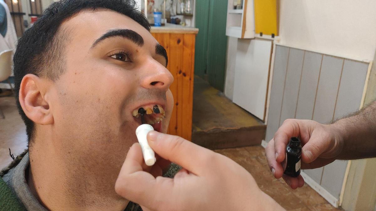 Els maquilladors, retocant una dent podrida d'un vilatà de la Manresa medieval