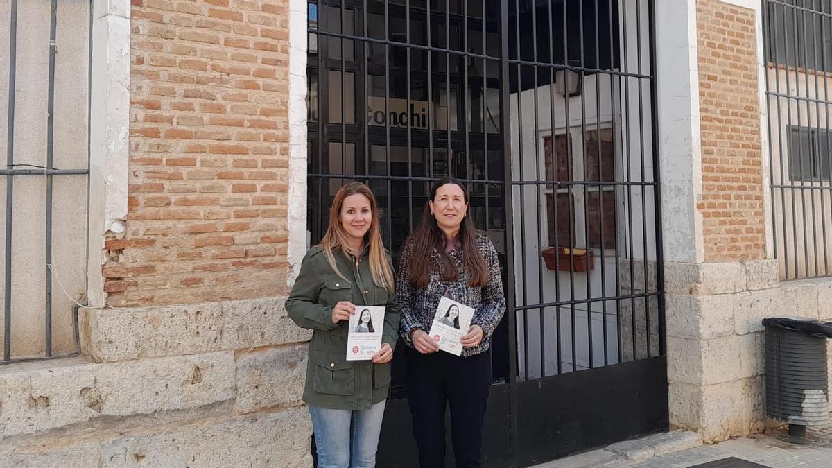 María de la Calle (derecha) y Carmen González, en el acceso al Mercado de Abastos