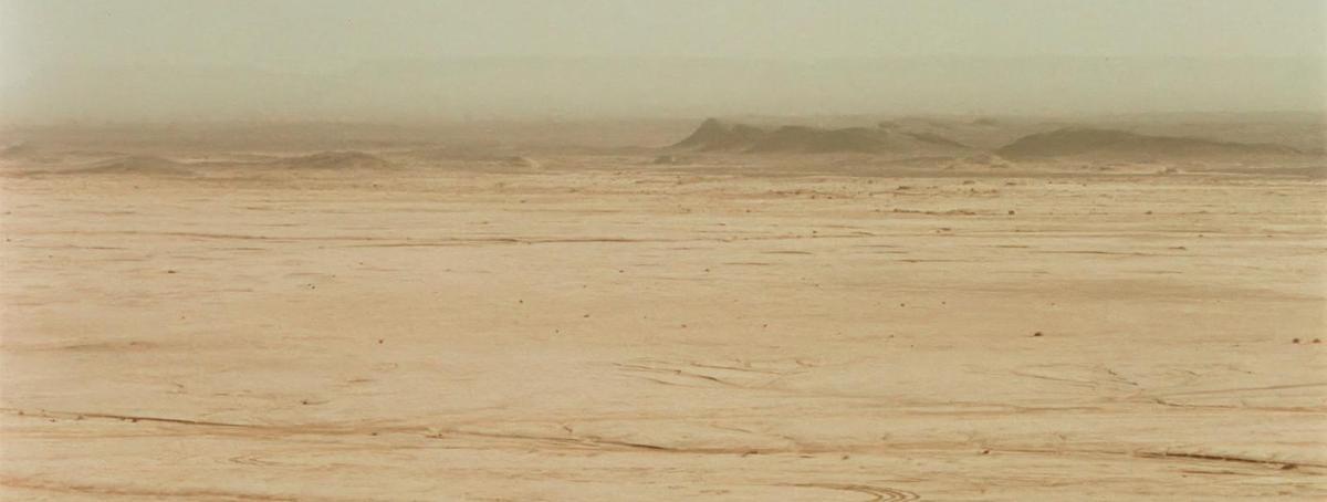 Paisaje rodado en Irán que forma parte de la instalación 'HU/هُوَ. Bailad como si nadie os viera' (2025).