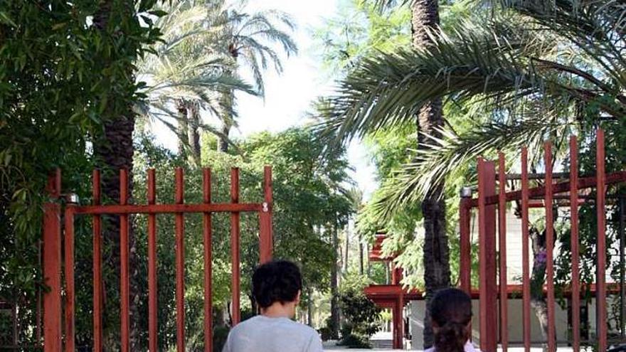 Puerta que conecta el colegio El Palmeral y el Instituto La Asunción
