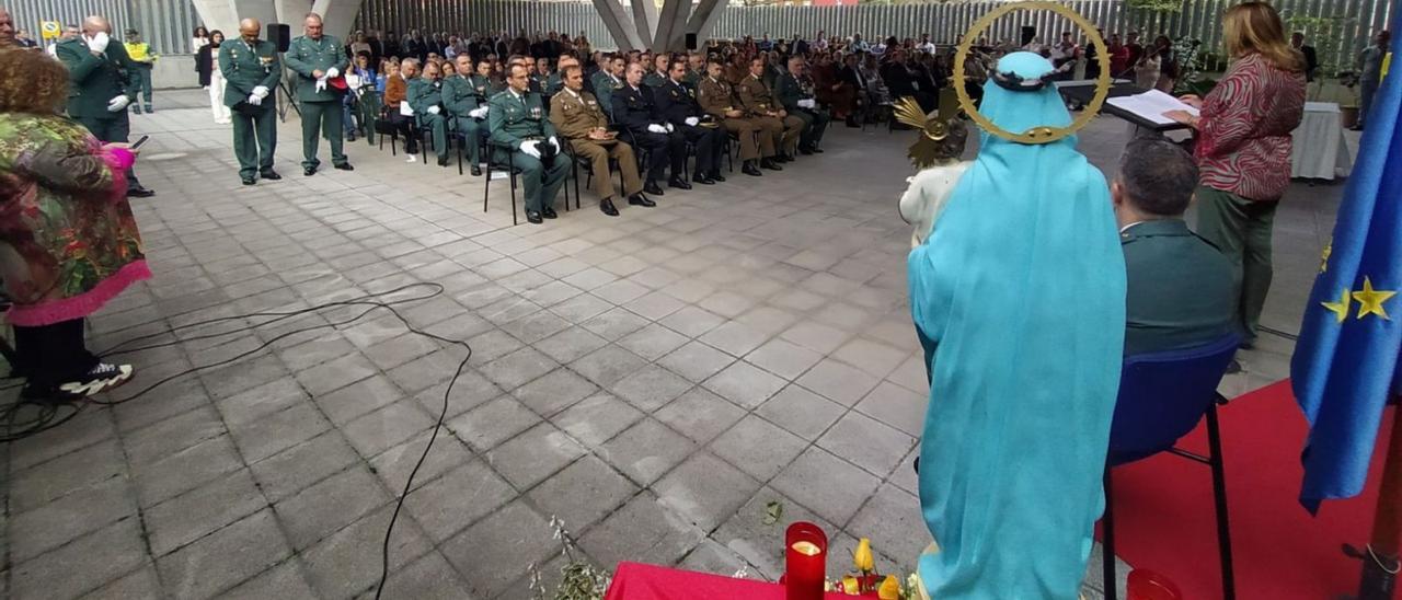 Intervención de la alcaldesa de Langreo (de espaldas) en el cuartel de Langreo, con la imagen de la Virgen del Pilar en primer término.