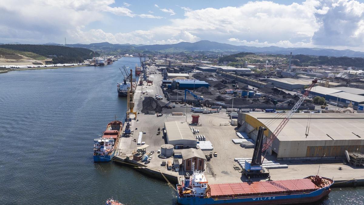 Una operativa de carga en el muelle de Raíces.