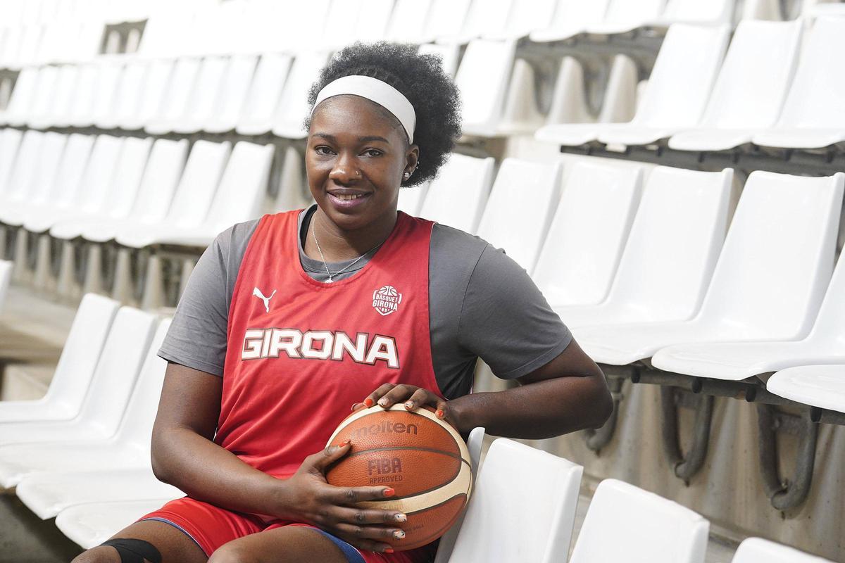 La pivot, a la grada del pavelló