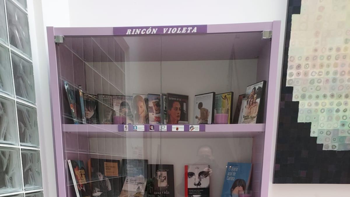 Jumilla instala estanterías violetas en la biblioteca y el CAVI