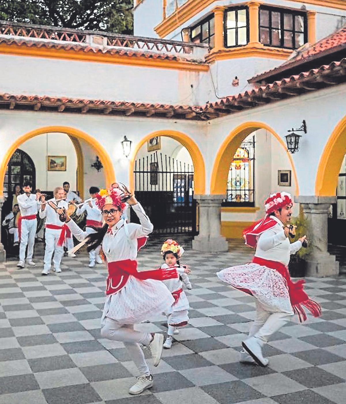 Bailarines herreños en un centro canario de Venezuela.