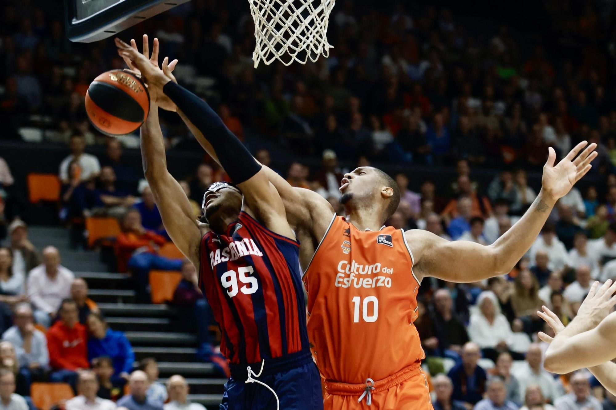 Las mejores fotos del resurgir del Valencia Basket frente al Baskonia