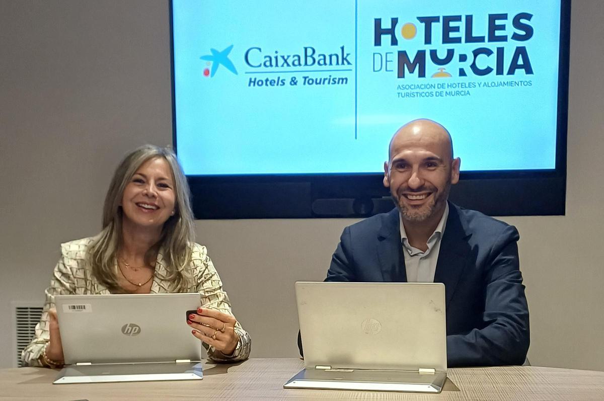 Firma del convenio entre CaixaBank y ASHOMUR.