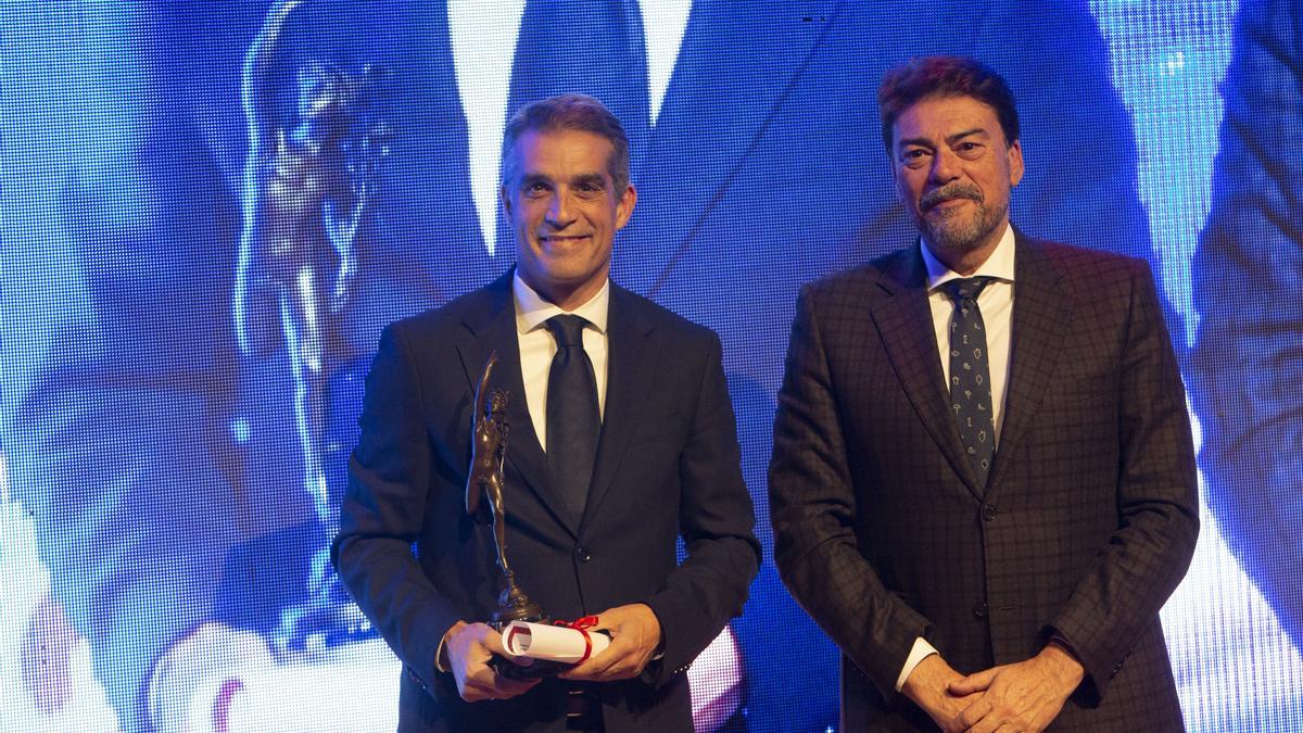 Alfredo Jarabo, director comercial de Hispanitas, recoge el premio otorgado a su empresa.