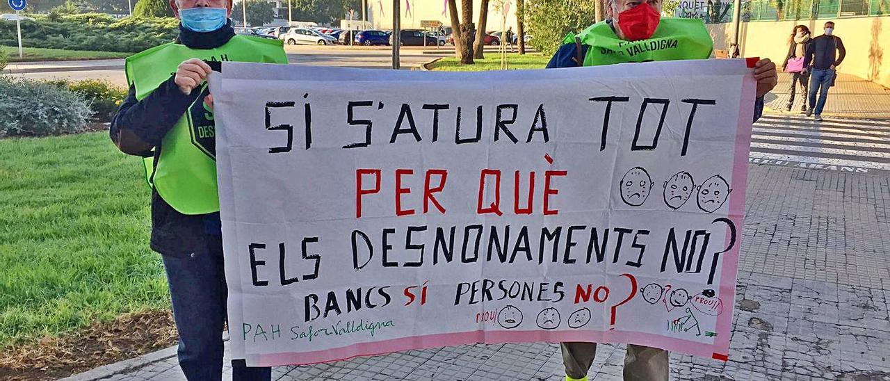 Protesta de miembros de la PAH frente a los Juzgados de Gandia, el pasado noviembre. | PAH