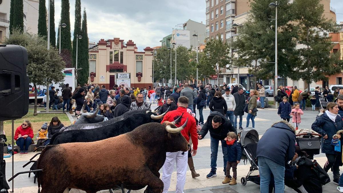 Los encierros infantiles en la Plaza de España de Almassora.