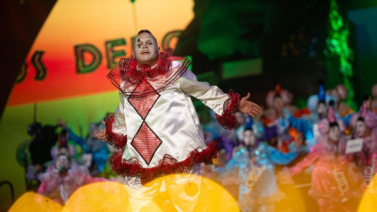 Juani Padilla, director artístico y mentor de Desbocados, al frente de la murga de Cuesta de Piedra en la fase del Carnaval 2025.