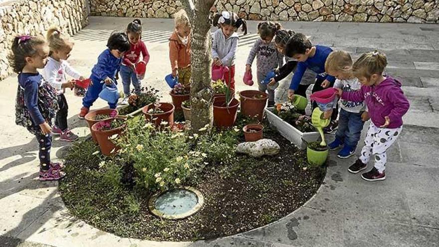 Infants cuidant el jardí que els obre un &quot;munt de sensacions&quot;.