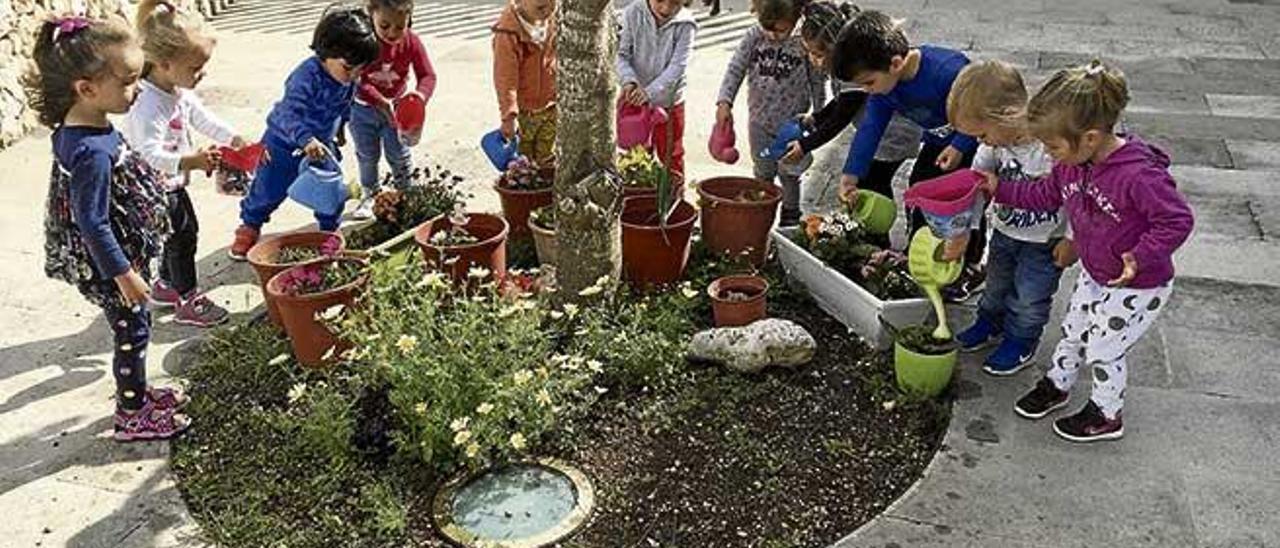 Infants cuidant el jardí que els obre un &quot;munt de sensacions&quot;.