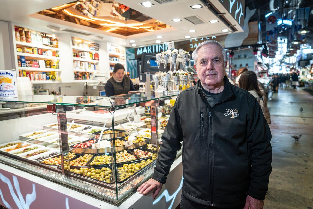 Barcelona 08/01/2026 Barcelona. Manel Iglesias, histórico de la Boqueria, se jubila aunque su puesto de olivas continuará en la familia. AUTOR:MANU MITRU